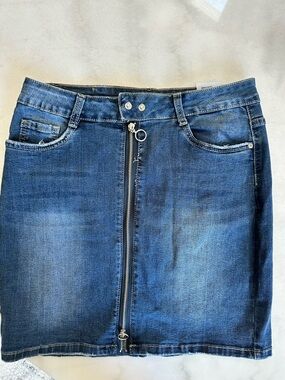 Redial stretchy Dark Blue Denim Skirt with Front Zip. Large.